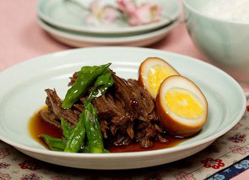 Món thịt kho của người Hàn Quốc không dùng thịt lợn mà thường kho thịt bò với nước tương, ăn rất bùi, đậm đà mà không bị ngấy.