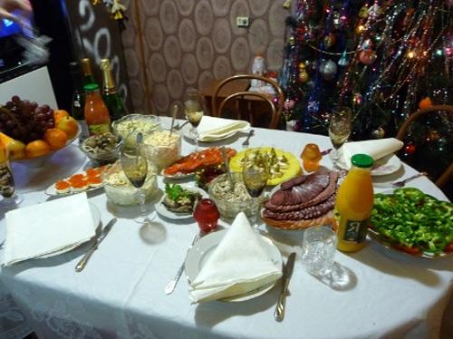 Bữa tiệc năm mới của người Nga rất phong phú. Ngoài rượu vodka còn có cá muối, khoai tây, đậu, bánh ngọt.