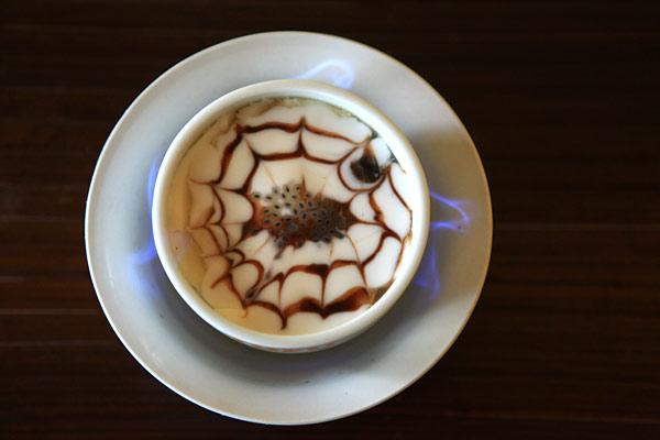 Tào phớ sương sa đốt cồn được trang trí đẹp như cà phê Italy.