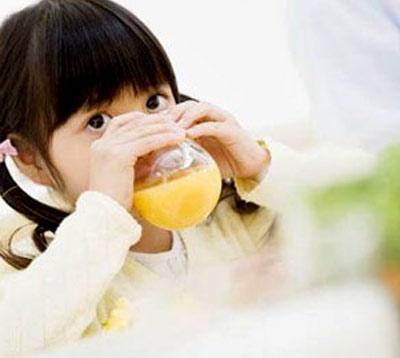Trẻ uống nước trái cây: Không tốt! - 1