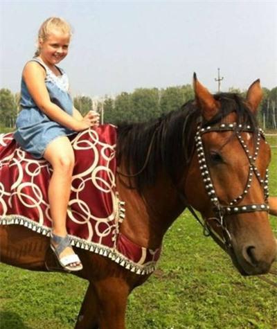 Bé Maria Chelysheva, 8 tuổi, nay trở thành trẻ mồ côi sau khi 4 người trong gia đình thiệt mạng vì khí độc từ khoai tây thối. Ảnh: East2westnews