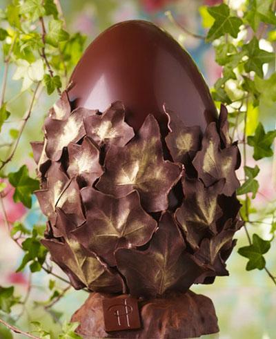 Hai mẫu trứng bọc chocolate chấm bi và hình chiếc lá cũng được hãng Pirre Hermé tung ra trong mùa phục sinh năm nay và được các bạn trẻ rất yêu thích.
