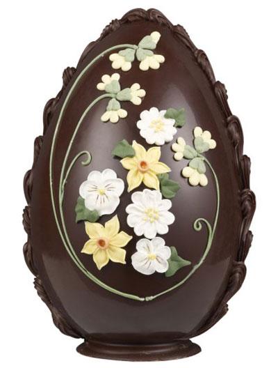 Trứng có những bông hoa trang trí được làm bằng tay của các nghệ nhân hàng đầu vùng Yorkshire, Anh có giá gần 1,2 triệu.