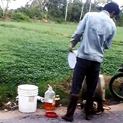 Kinh hoàng chứng kiến nông dân "tắm" hóa chất, dầu nhớt cho rau muống | Thực phẩm bẩn,Thực phẩm chứa hóa chất,Vệ sinh an toàn thực phẩm