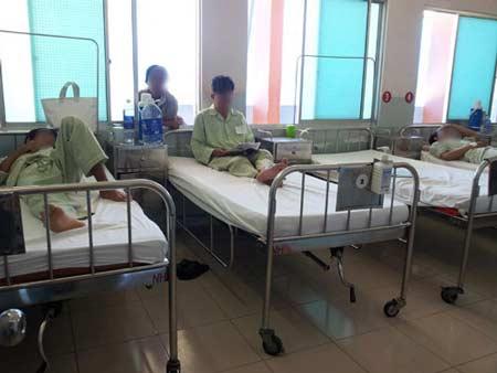 Rắn được lấy tiết để phục vụ dân nhậu