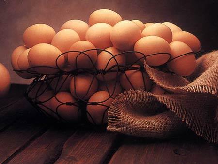 Vỏ trứng gà màu đậm dinh dưỡng cao hơn vỏ màu trắng?