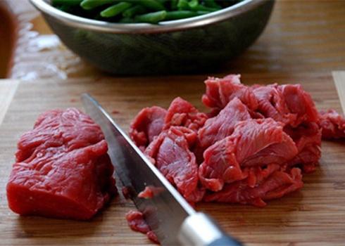 Thịt bò thăn hoặc phi lê, được thái thành từng lát vừa ăn.