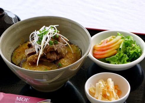 Ccơm thịt bò áp chảo với cà tím (tên tiếng Nhật là Gyu Nasu Don). Ảnh: MOF.