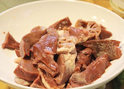 Tim lợn thường được chế biến nhiều món ăn ngon như luộc, xào với rau củ...