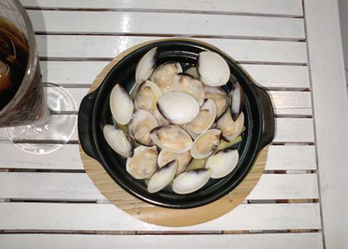 Nghêu hấp sả là một trong những món ăn thông dụng rất được người Sài Gòn ưa thích. Ảnh: Khánh Hòa.