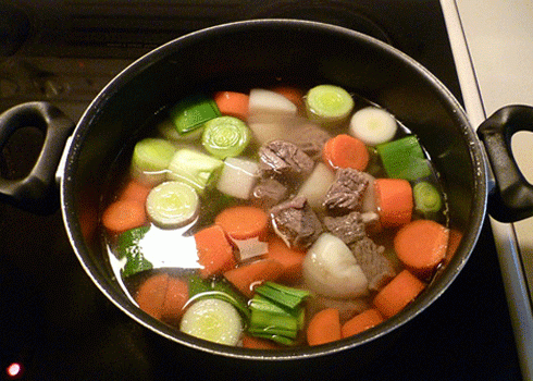 Dùng ít cục đá lạnh nhỏ để giảm lượng chất béo trong nồi súp sẽ giúp món ăn bớt ngấy.