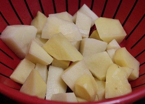 Cho vài giọt nước cốt chanh để giữ khoai tây không bị thâm trong quá trình chế biến.