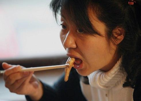 Một người phụ nữ Trung Quốc ăn từ một con bò và món ăn dương vật của con chó tại một nhà hàng dương vật ở Bắc Kinh phục vụ hơn 30 loại dương vật động vật theo phong cách lẩu truyền thống. Ở Trung Quốc, nhiều dương vật động vật được cho là có tính chất dược liệu.