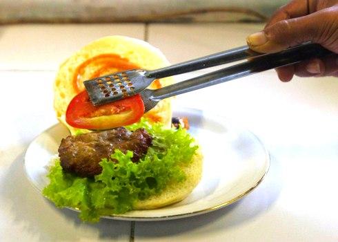 Một nhà hàng ở Yogyakarta, Indonesia có bánh mì thịt kẹp làm bằng thịt rắn hổ mang. Khoảng 1.000 con rắn hổ mang đang đánh bắt ở Yogyakarta, Trung Java và tỉnh Đông Java mỗi tuần và được bán để lấy thịt cho xung quanh để $ 1,15 mỗi.