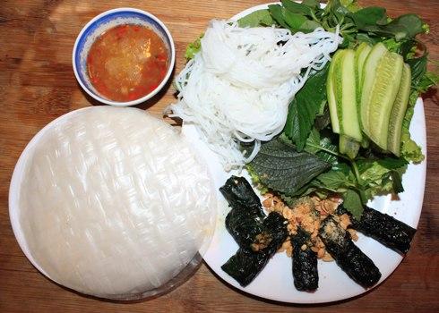 Ốc nướng lá lốt là món ăn ngon nhưng tương đối còn lạ miệng với nhiều người.