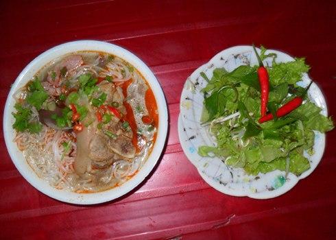 Bún giò là món ăn điểm tâm phổ biến ở thành phố Huế.
