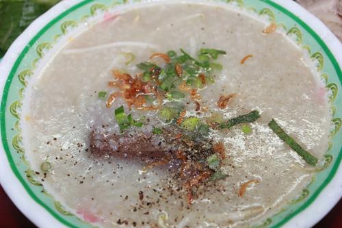 Ngoài gỏi vịt, một số quán thường có thêm các món như miếng, bún, cháo đậm đà, thơm phức.
