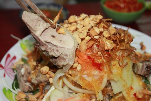 Thịt vịt luộc cho có độ chín vừa tới để giữ vị tươi ngon.