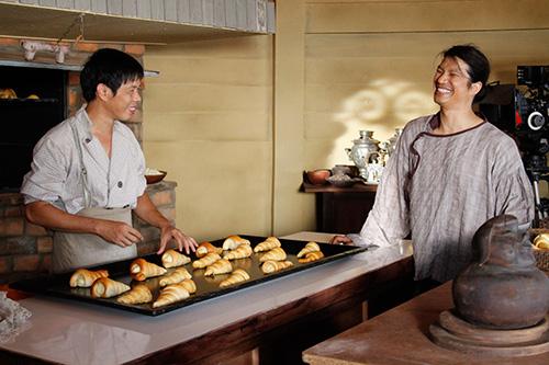 Đạo diễn Dustin hướng dẫn diễn xuất cho Thái Hòa ngay tại xưởng bánh