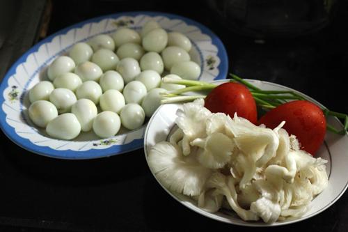 Nguyên liệu để làm món trứng cút om nấm đơn giản và dễ kiếm.