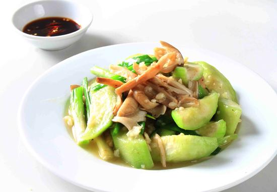 Nấm mối xào mướp hương là món ăn dễ chế biến nhưng rất ngon miệng.