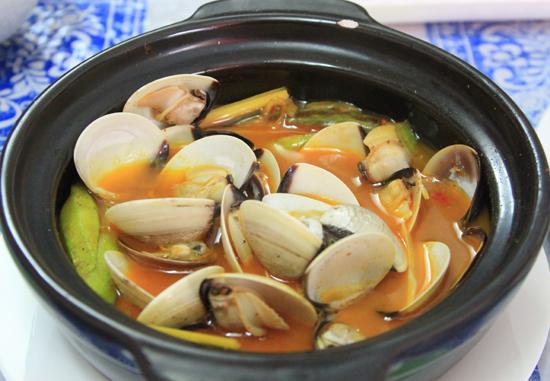 Cà ri nghêu với hương thoang thoảng thơm lừng vừa lạ vừa ngon.