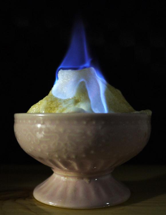 Bí mật món kem lửa trên băng nổi tiếng ở Nhật Bản