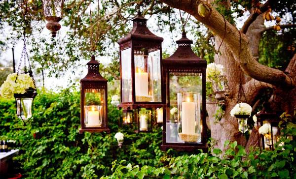 Ánh sáng luôn là vấn đề mấu chốt trong các bữa tiệc. Để làm nổi bật không gian ngoài trời, cô dâu chú rể đã chọn nhiều chiếc đèn nến xinh xắn, treo dọc các thân cây quanh tiệc.