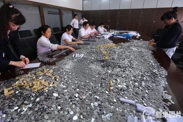 Cặp vợ chồng được bồi thường... 1 xe ô tô tiền 3