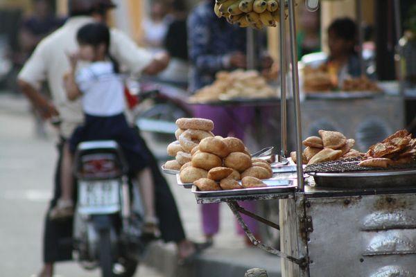 Những chiếc xe đẩy bán bánh dạo trên vỉa hè phố cổ Hội An mỗi buổi sáng. Ảnh: Eric Cheung