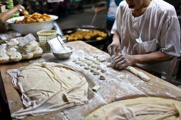 Cửa hàng bánh rán nổi tiếng và lâu đời (trên 25 năm) tại một con phố ở Pratunam, Thái Lan vẫn tấp nập khách ra vào lúc 11h đêm. Ảnh: Thanh Lai