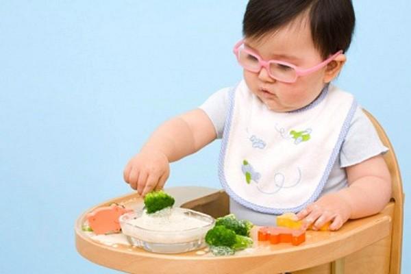 Sợ thiếu chất, bố mẹ vô tình tẩm bổ... giun cho con 2 Sợ thiếu chất, bố mẹ vô tình tẩm bổ... giun cho con 2