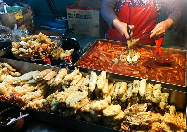 Tteokboki là món ăn không thể thiếu khi nói đến ẩm thực đường phố Hàn Quốc. Du khách có thể dễ dàng tìm thấy món bánh gạo này ở bất kỳ quán ăn vỉa hè nào tại xứ sở kim chi.