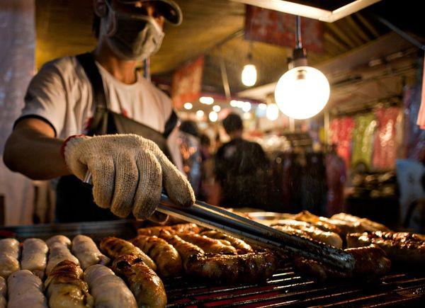 Người bán hàng rong trên vỉa hè đường phố Đài Loan đang tập trung vào công việc của mình. Món xúc xích xông khói đậm đà, hấp dẫn trên bếp hồng đỏ lửa, rất hoàn hảo để thưởng thức. Ảnh: Steven Domjancic