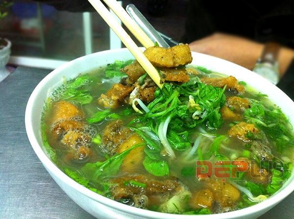 Ăn bánh đa cá Quỳnh Côi ở phố Tuệ Tĩnh Ăn bánh đa cá Quỳnh Côi ở phố Tuệ Tĩnh