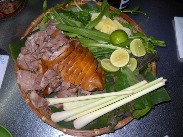 Ẩm thực Việt Nam là một phần văn hóa và tinh hoa của dân tộc, trong đó thịt chó cũng là một món ăn đặc trưng được các du khách yêu thích. Hãy xem hình ảnh để hiểu rõ hơn về ẩm thực Việt Nam và sự đa dạng của nó.