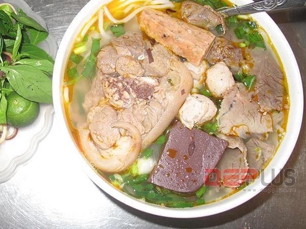 Thưởng thức món ăn Huế ở phố Nguyễn Phong Sắc 2