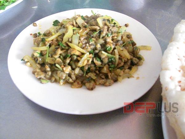 Thưởng thức món ăn Huế ở phố Nguyễn Phong Sắc 7