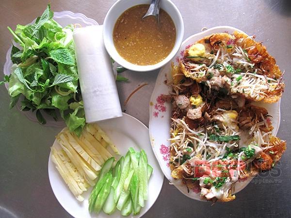 Thưởng thức món ăn Huế ở phố Nguyễn Phong Sắc 10