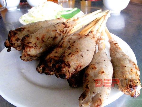 Thưởng thức món ăn Huế ở phố Nguyễn Phong Sắc 3