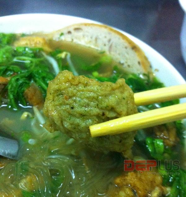 Ăn bánh đa cá Quỳnh Côi ở phố Tuệ Tĩnh 3 Ăn bánh đa cá Quỳnh Côi ở phố Tuệ Tĩnh 3