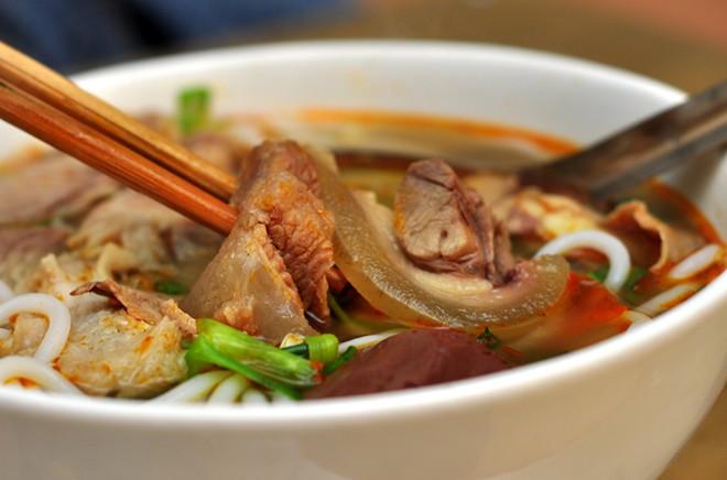  Bún bò cay ngon phố Hòa Mã 7