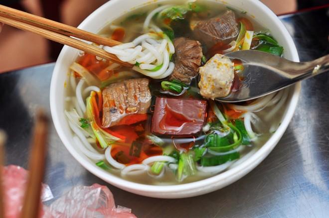  Bún bò cay ngon phố Hòa Mã 8