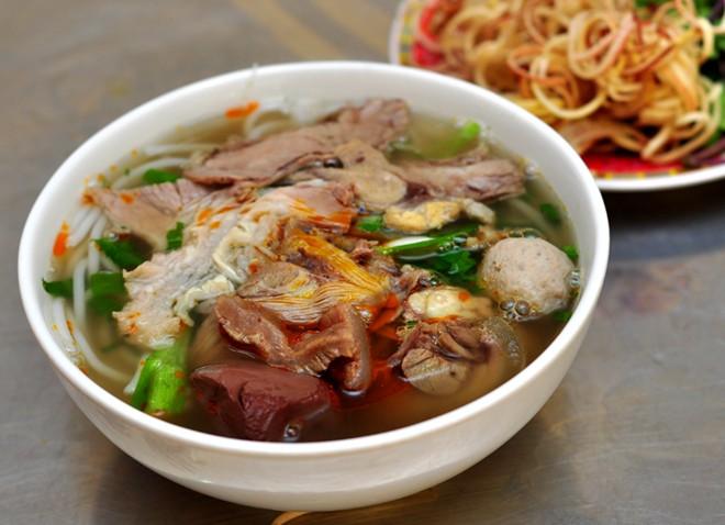  Bún bò cay ngon phố Hòa Mã 6