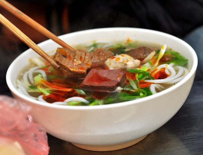  Bún bò cay ngon phố Hòa Mã 10